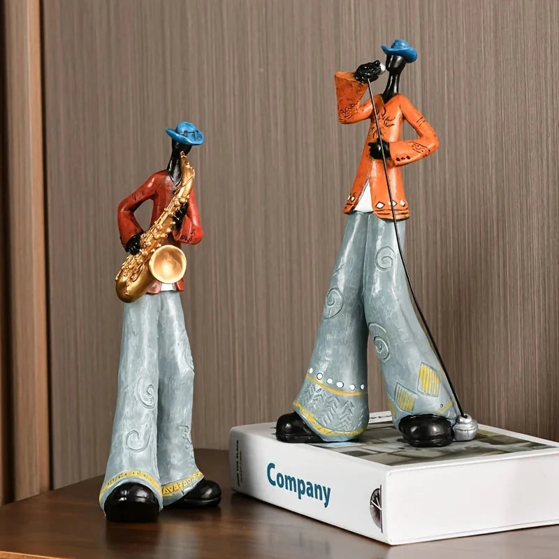Figurka wokalisty jazzowego retro z mikrofonem. Vintage dekoracja na półkę, klasyka.