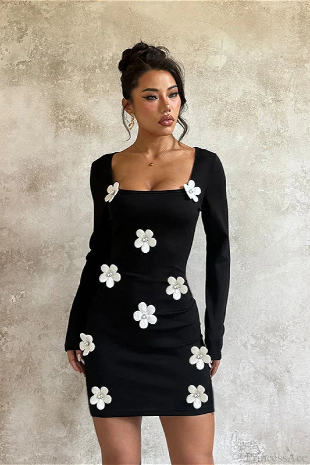 Elegancka dopasowana sukienka bodycon z kwiecistym wzorem i długim rękawem, modna na imprezę lub randkę.