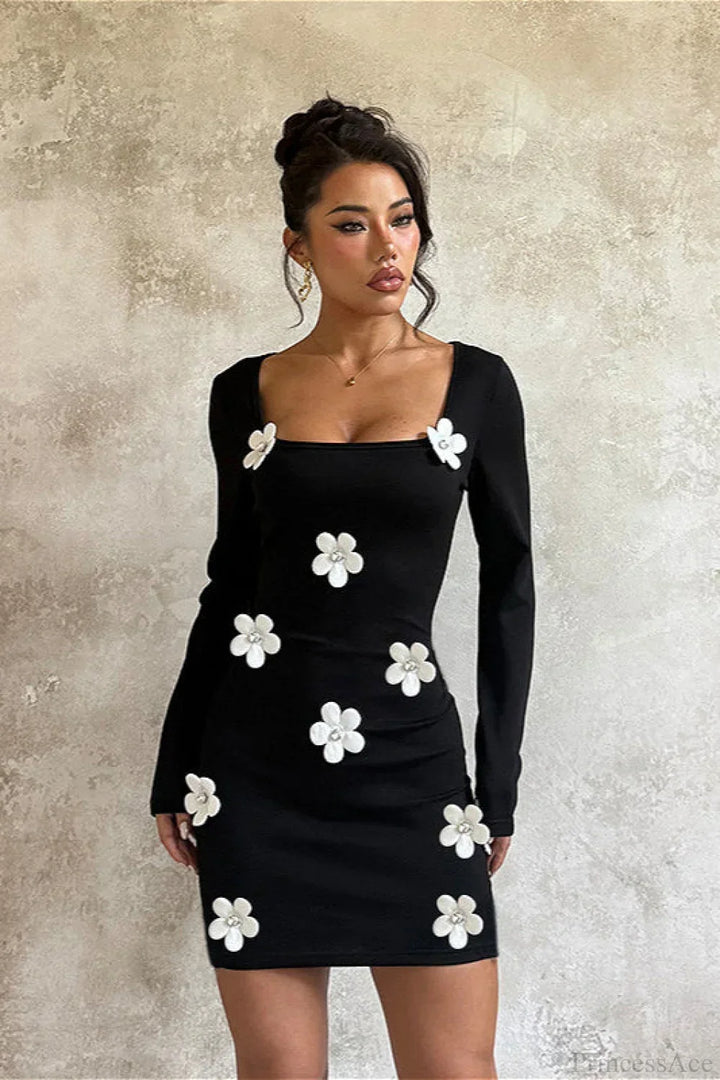 Elegancka dopasowana sukienka bodycon z kwiecistym wzorem i długim rękawem, modna na imprezę lub randkę.