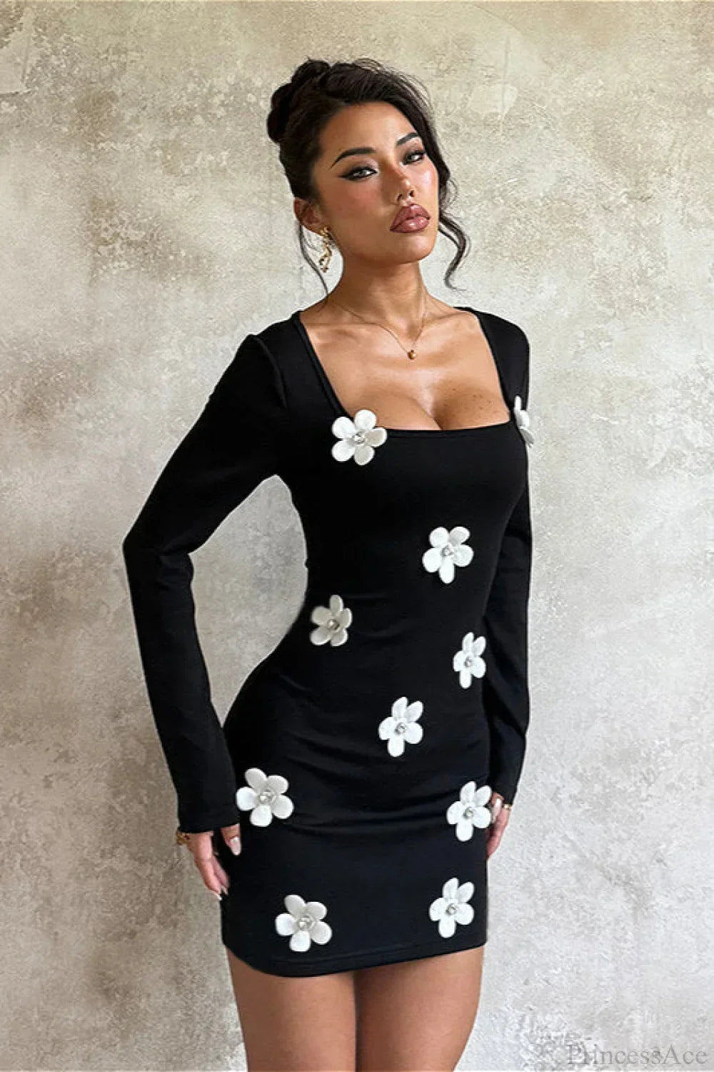 Czarna mini sukienka bodycon dla kobiet, z długim rękawem i delikatnym kwiatowym wzorem. Idealna na wieczór.