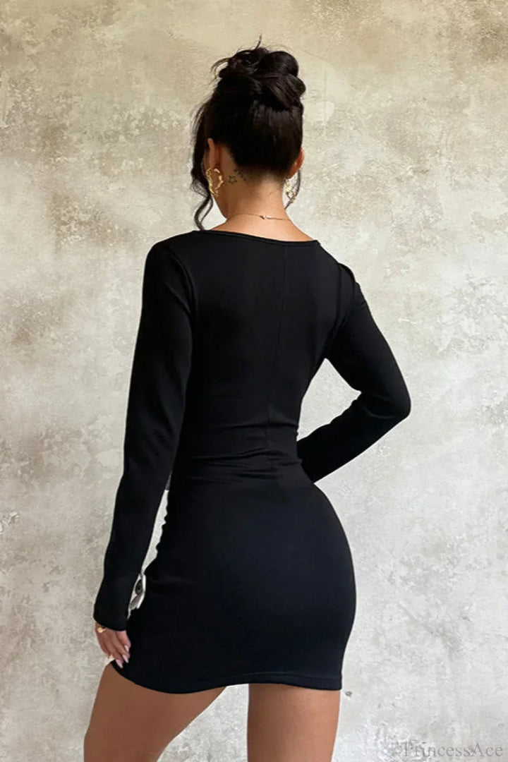 Modna damska sukienka mini bodycon z długim rękawem, w eleganckie kwiaty. Pasuje na wieczór i specjalne okazje.