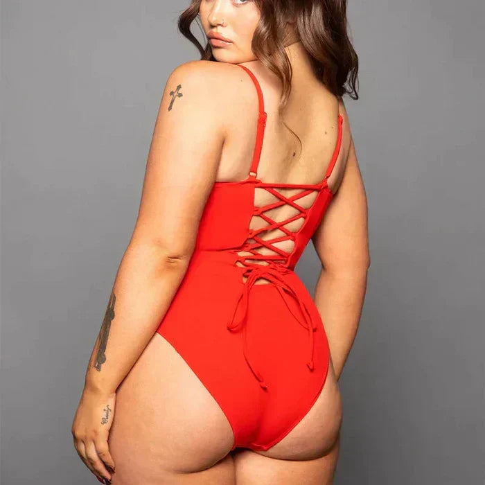 Niebieski jednoczęściowy kostium kąpielowy Samira. Wygodny strój modelujący do pływania na basenie i plaży.