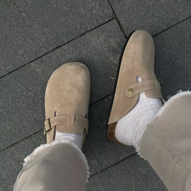 Modne klapki wsuwane z profilowaną grubą podeszwą. Unisex, idealne jako obuwie domowe lub casualowe.