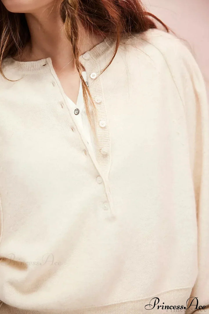 Modny damski sweter dzianinowy V-neck, luźny krój. Idealny na jesień i zimę, casualowy styl.