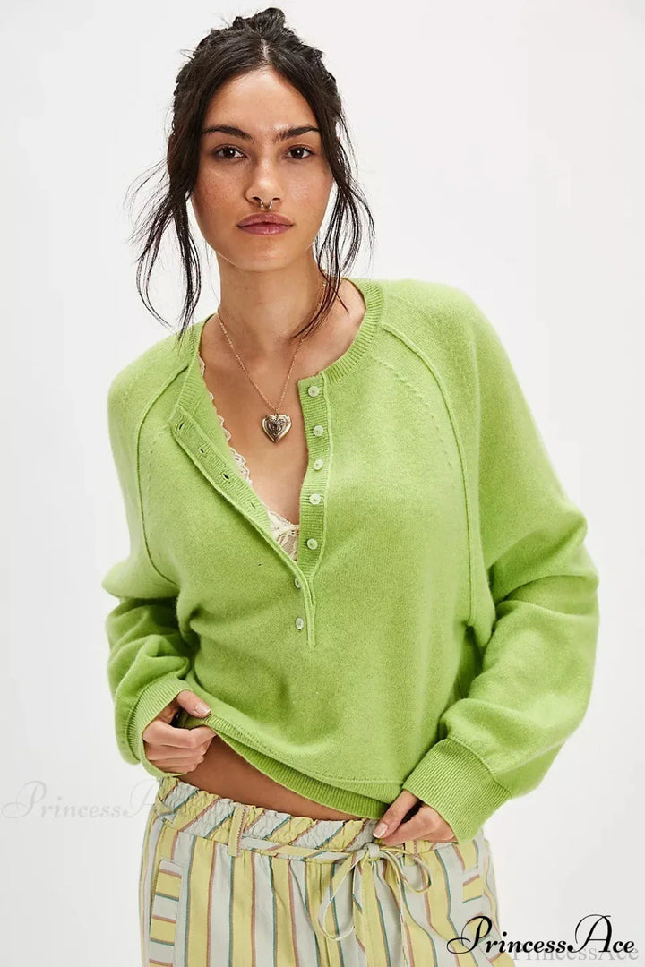 Damski sweter dzianinowy z dekoltem V, luźny, na modelce. Długi rękaw, casualowy styl na zimę.