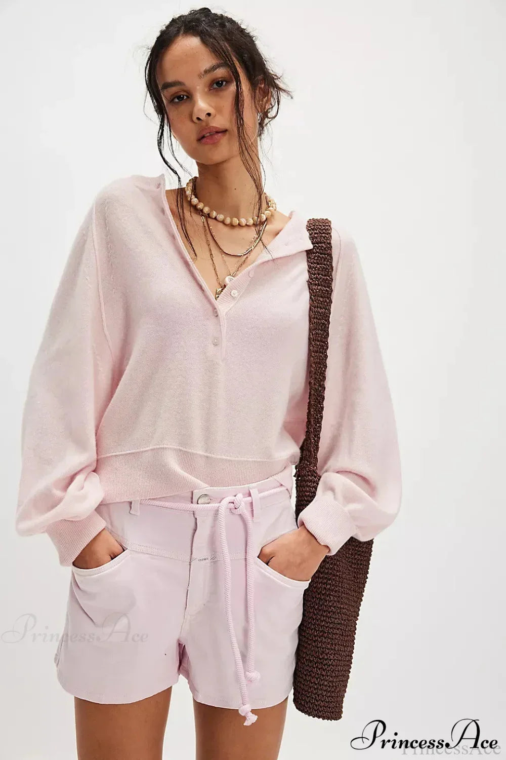 Stylowy sweter damski casual V-neck, luźny, dzianinowy. Komfortowy fason z długim rękawem.