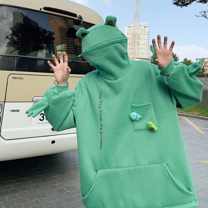 Bluza hoodie unisex z dużą żabą na piersi. Idealny sweter z kapturem dla miłośników żartobliwej mody.