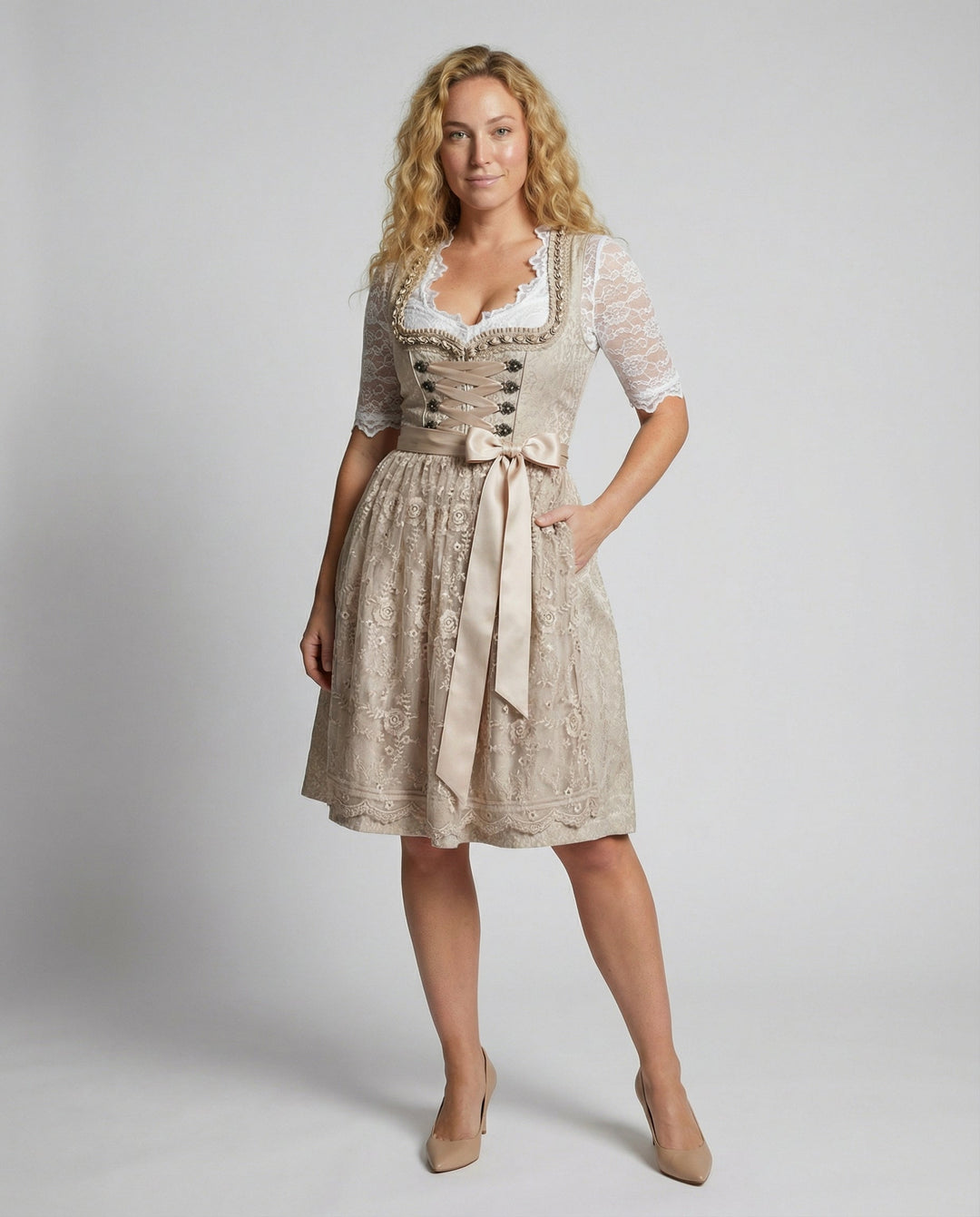 Beżowa damska sukienka Dirndl z gorsetem, podkreślająca talię, idealna na tradycyjny Oktoberfest.