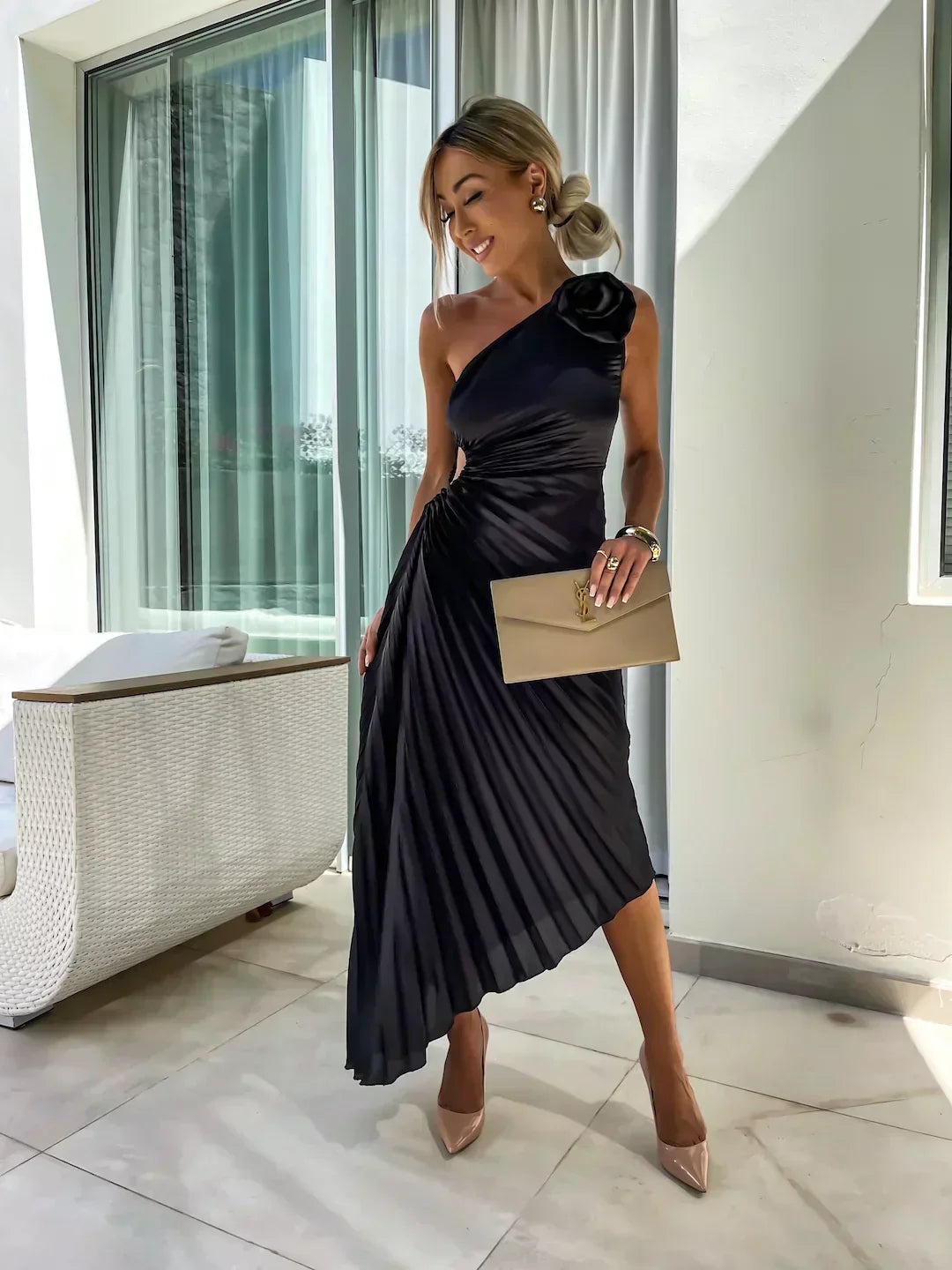 Elegancka sukienka midi na jedno ramię z delikatnym kwiatowym akcentem, plisowana.
