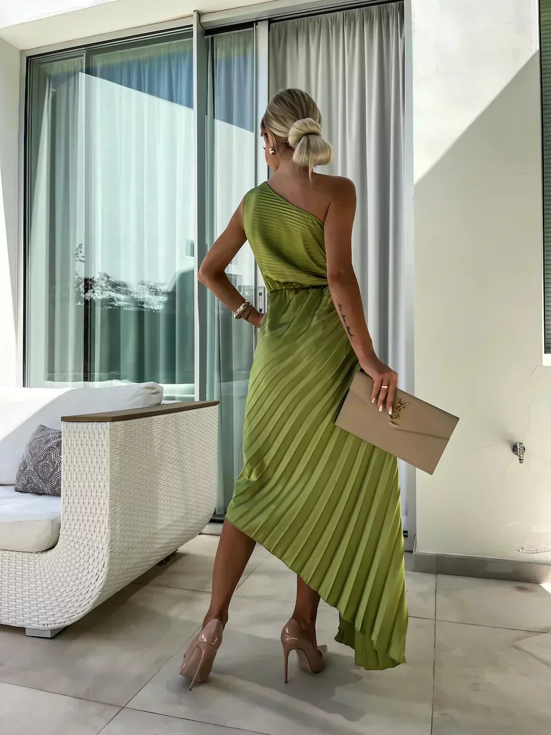 Dopasowana sukienka midi na jedno ramię, plisowana, elegancka, podkreślająca sylwetkę.