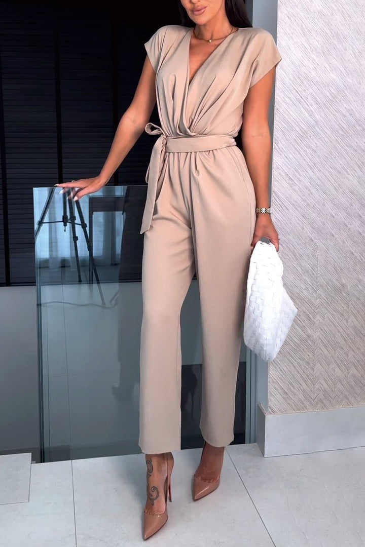 Elegancki letni kombinezon damski z paskiem. Stylowy luźny fason na lato, idealny dla modnej kobiety. Odzież casual.