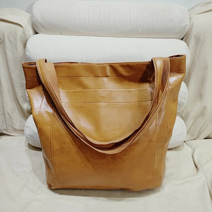 Brązowa skórzana torebka vintage shopper z książką i portfelem. Pojemna i praktyczna na zakupy.