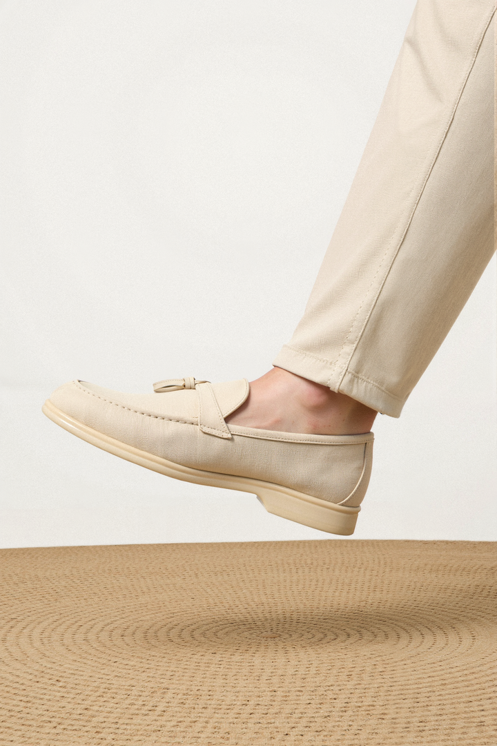 Eleganckie męskie beżowe loafersy z frędzlami, widok z boku. Komfortowe obuwie wsuwane na cieplejsze dni.