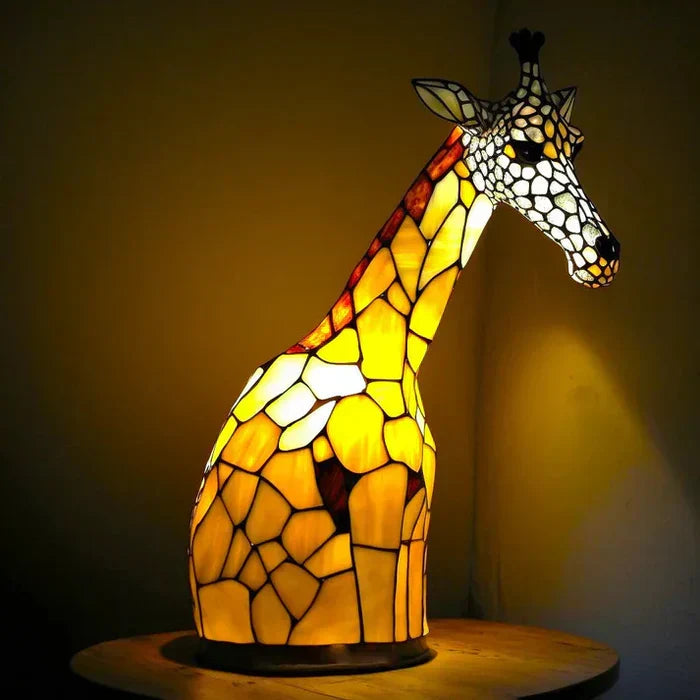 Lampa stołowa z witrażem, artystyczne szkło z dynamicznym motywem zwierzęcym.