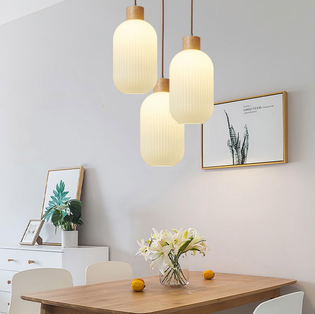Minimalistyczna lampa wisząca skandynawska, szklany klosz. Design idealny do nowoczesnych wnętrz i oświetlenia domu.