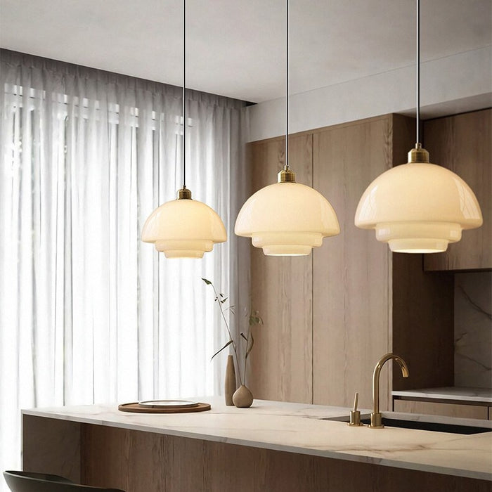 Lampa wisząca ze szkła mlecznego i mosiądzu. Nowoczesne oświetlenie sufitowe do salonu.