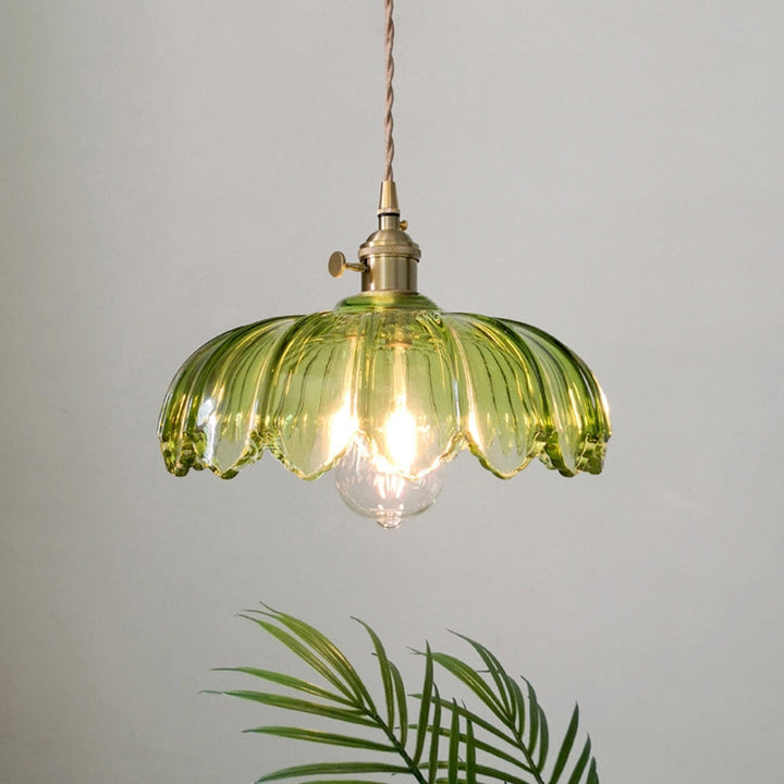 Lampa wisząca szklana widziana od dołu, delikatnie rozproszone światło, nowoczesny design sufitowy.
