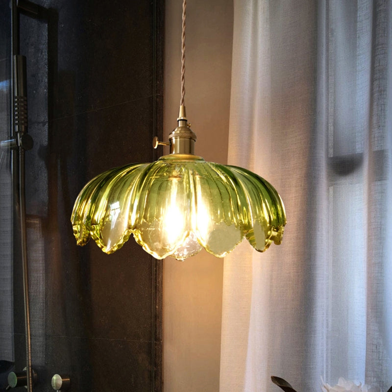 Lampa wisząca szklana z delikatnym światłem, bursztynowa, idealna do stworzenia relaksującej atmosfery.