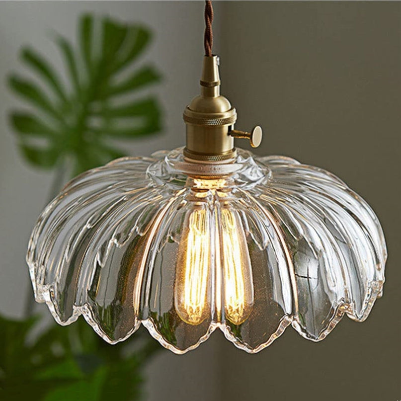 Wysokiej jakości szklana lampa wisząca, tworzy delikatne, rozproszone światło w nowoczesnym wnętrzu.