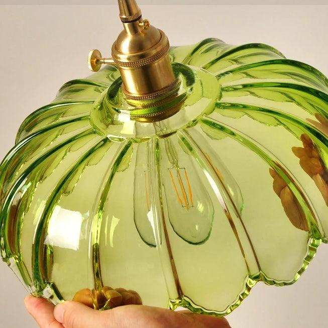Nowoczesna lampa wisząca szklana, designerski element dekoracyjny, oświetlenie wnętrz z klasą.