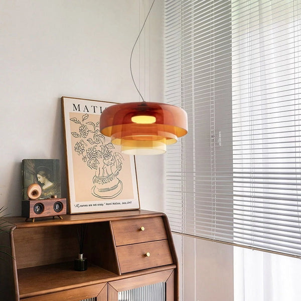 Szklana lampa sufitowa w stylu skandynawskim, doskonała do oświetlenia salonu lub jadalni.
