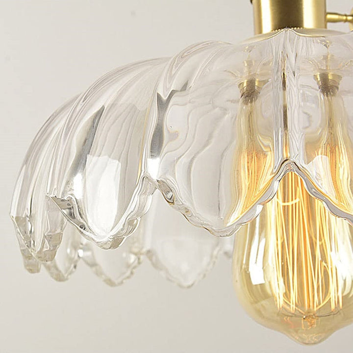 Lampa wisząca szklana nad stół w jadalni, bursztynowa, tworzy przytulną atmosferę i delikatne światło.