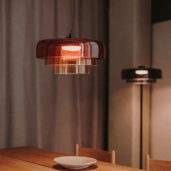 Nowoczesna lampa sufitowa z przezroczystego szkła, idealna do minimalistycznego oświetlenia.
