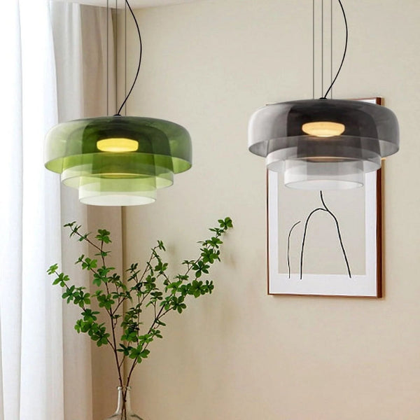 Prosta, szklana lampa sufitowa. Stylowe i funkcjonalne oświetlenie wnętrz w skandynawskim duchu.