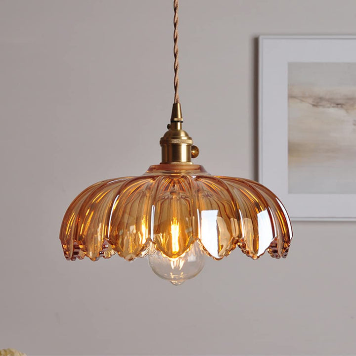 Uniwersalna lampa wisząca szklana, nowoczesny design, pasuje do wielu stylów dekoracji wnętrz.