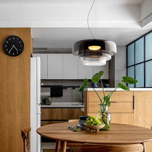 Elegancka lampa sufitowa ze szkła i metalu. Nowoczesny design oświetlenia domu.
