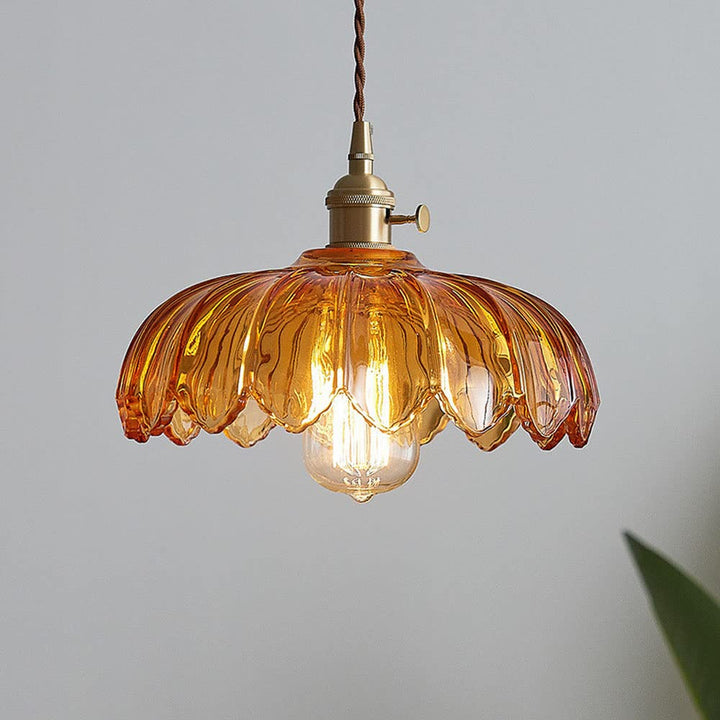 Przezroczysta lampa wisząca szklana, minimalistyczny design, oświetlenie sufitowe do nowoczesnego domu.