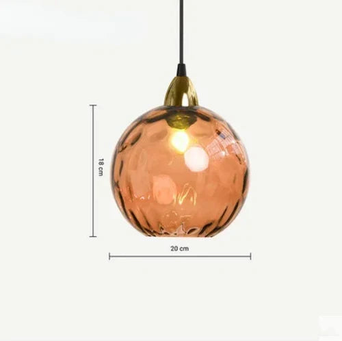 Stylowa lampa wisząca LumiSphere. Przezroczysta szklana kula, eleganckie oświetlenie do jadalni.