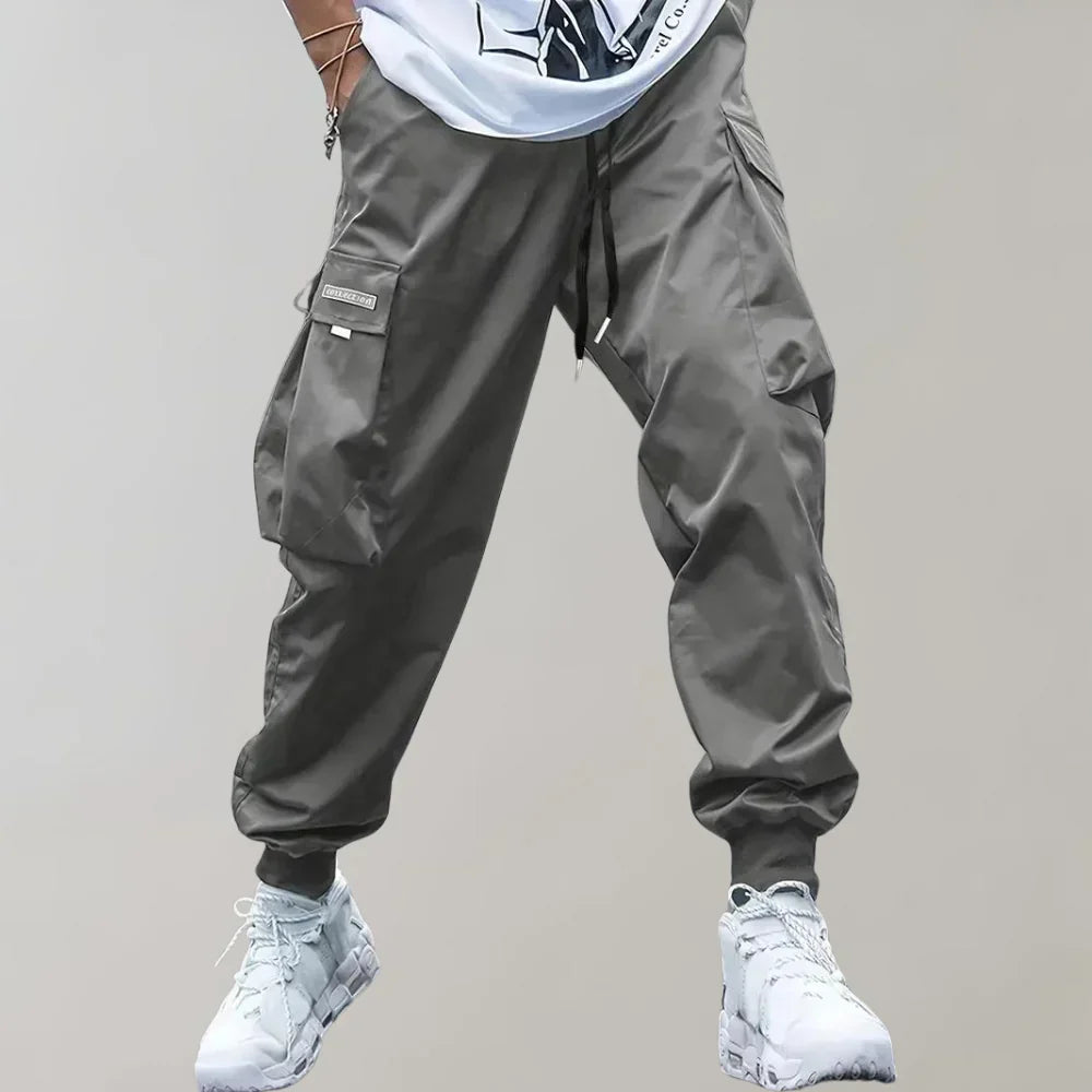 Męskie spodnie cargo w stylu streetwear, khaki. Wygodne, z licznymi kieszeniami, idealne na co dzień.