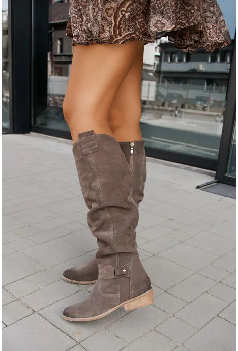 Modne wysokie kozaki damskie, czarne, na słupku. Eleganckie buty wiosenne, komfortowe obuwie do casualowych i codziennych stylizacji.