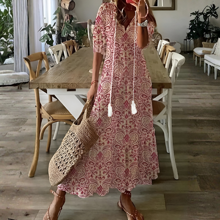 Sukienka maxi boho z nadrukiem paisley, damska, o luźnym kroju. Wygodna i modna, idealna na jesienne dni.