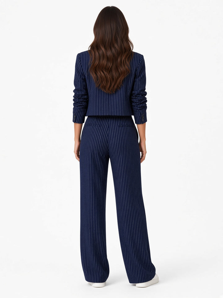 Stylowy komplet damski w prążki. Krótka marynarka i szerokie spodnie. Elegancki i smart casual zestaw.