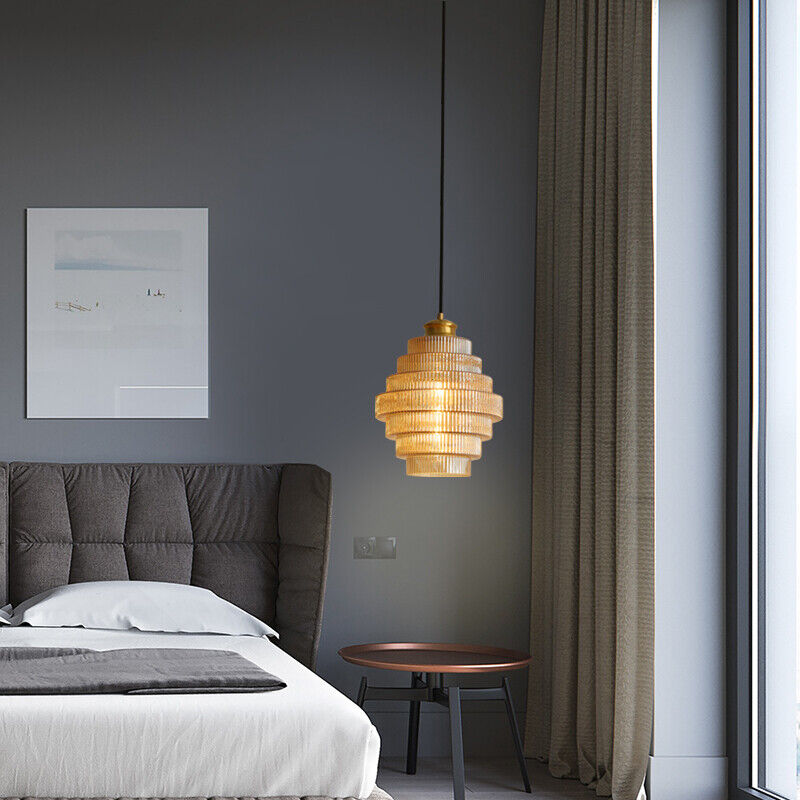 Elegancka lampa wisząca z mosiądzu i szkła, nowoczesne oświetlenie sufitowe, dekoracja.