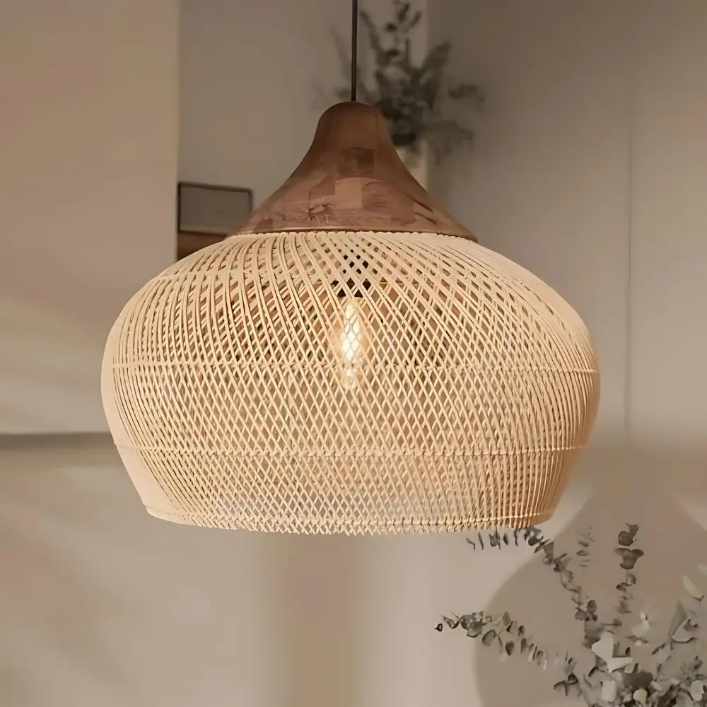 Efektowna lampa rattanowa wisząca boho. Podkreśla naturalny design i przytulny charakter wnętrz. Oświetlenie sufitowe.