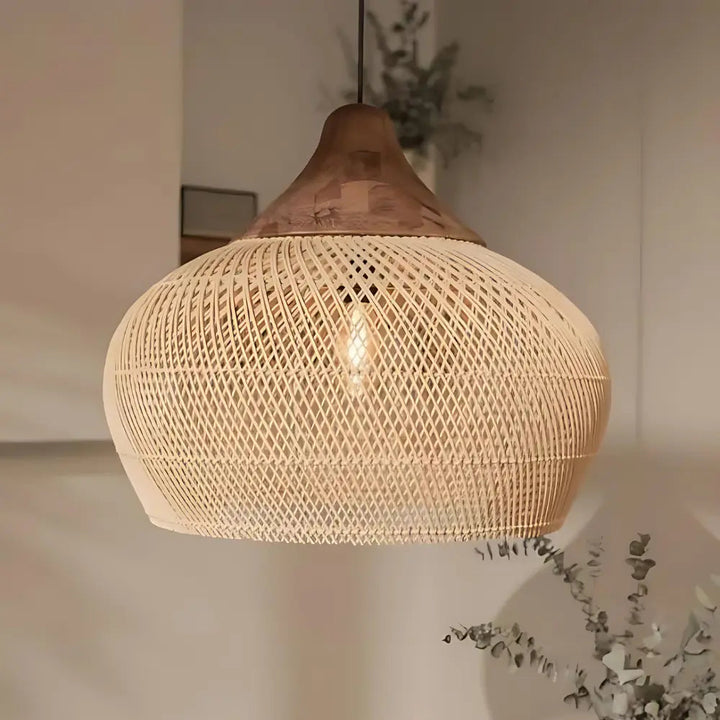 Efektowna lampa rattanowa wisząca boho. Podkreśla naturalny design i przytulny charakter wnętrz. Oświetlenie sufitowe.