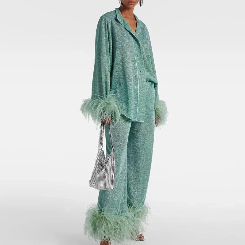 Elegancki damski komplet wieczorowy z efektownymi piórami. Luksusowy zestaw imprezowy w modnym stylu glamour.