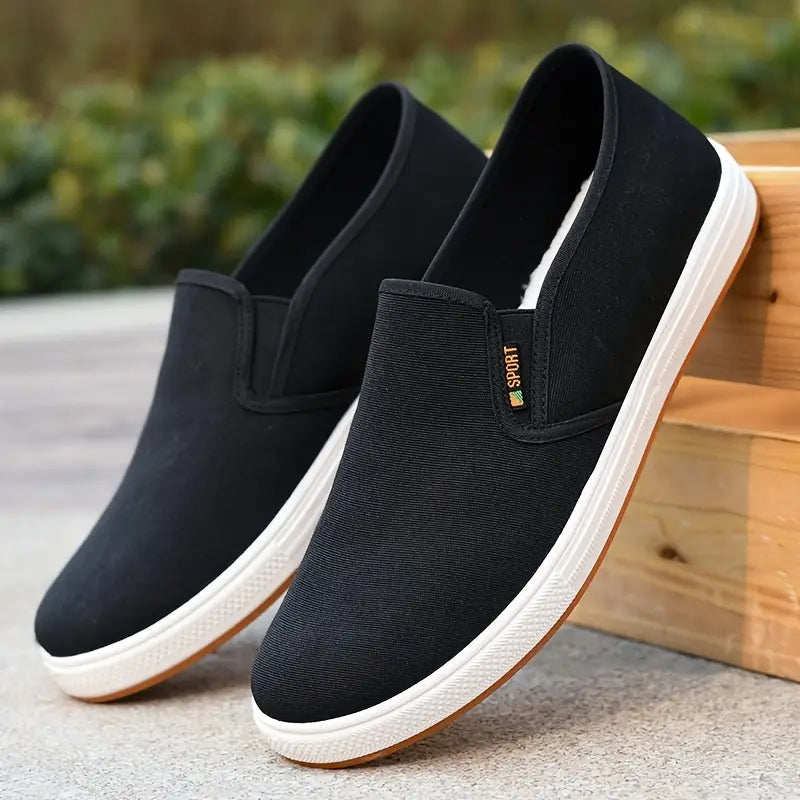 Męskie czarne mokasyny wsuwane, idealne na wiosnę i lato. Wygodne casualowe buty męskie do codziennych stylizacji.