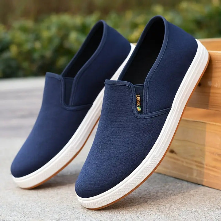 Niebieskie męskie buty wsuwane, casualowe mokasyny. Komfortowe i stylowe obuwie codzienne dla mężczyzn na lato.