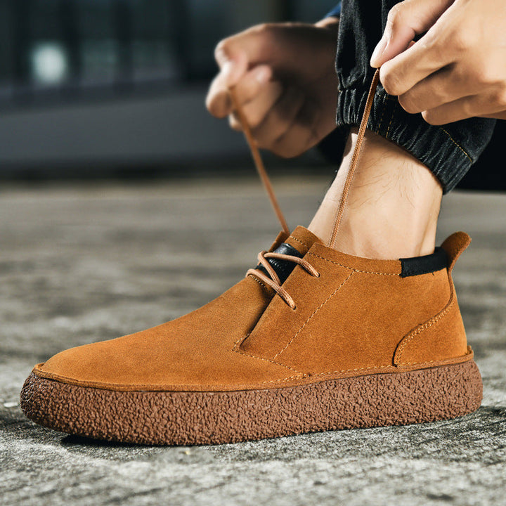 Eleganckie męskie botki chukka, sznurowane, doskonale pasujące do jeansów i koszuli, wiosenne obuwie.