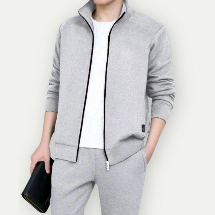 Modny męski komplet dresowy. Kurtka męska na zamek i dopasowane spodnie, styl smart casual, odzież codzienna.