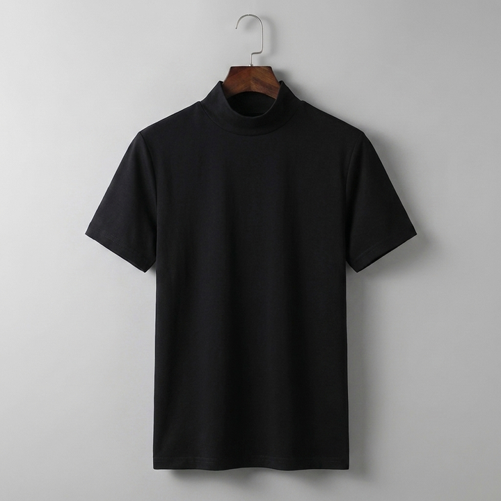 Czarna męska koszulka ze stojącym kołnierzem. Wygodny i stylowy t-shirt na lato, idealny do casualowych outfitów.