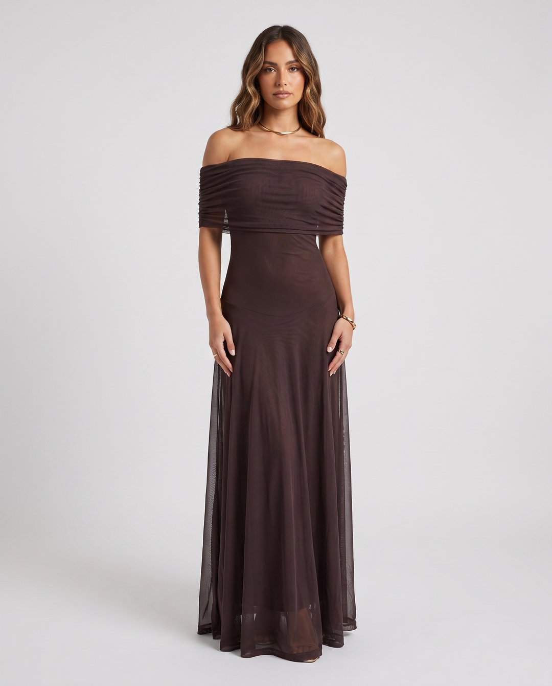 Elegancka sukienka letnia maxi hiszpanka, odkryte ramiona, falbany. Romantyczny styl na upały, damska moda.
