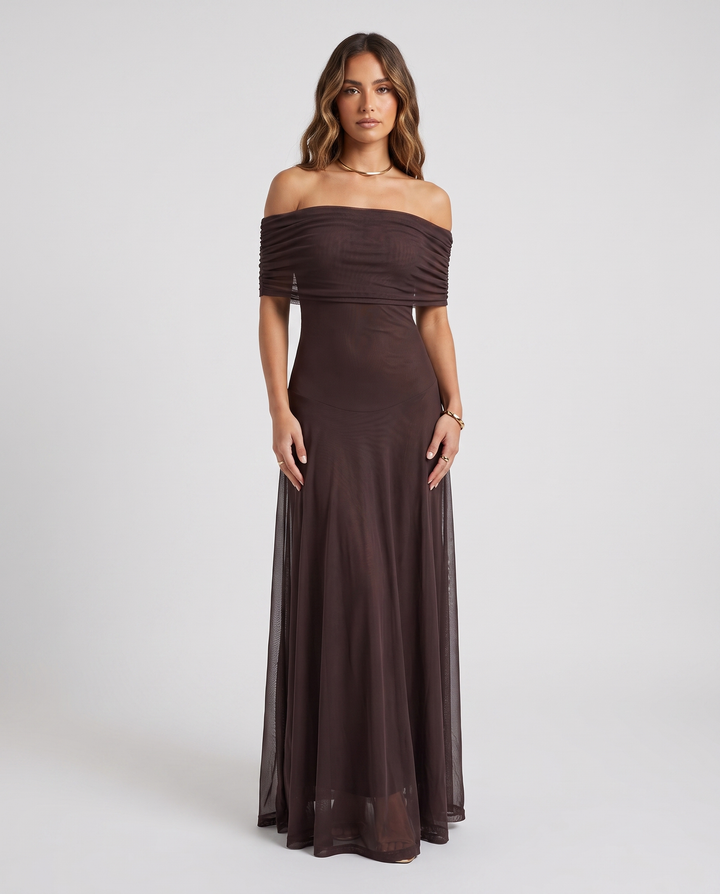 Elegancka sukienka letnia maxi hiszpanka, odkryte ramiona, falbany. Romantyczny styl na upały, damska moda.