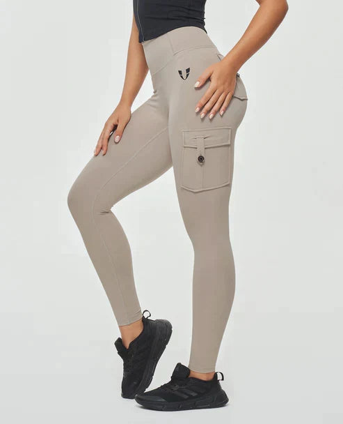Modne legginsy cargo z wysokim stanem w stylu casual, wygodne i idealne na wiosnę. Podkreślają damską sylwetkę.