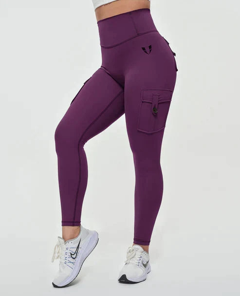 Legginsy cargo damskie z widocznymi bocznymi kieszeniami, wysoki stan. Wygodna odzież na wiosnę i do casualowych outfitów.