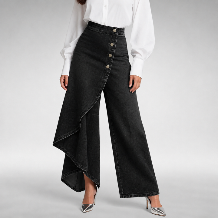 Modelka tyłem w modnych szerokich spodniach damskich z wysokim stanem. Lejący materiał, elegancki fason.